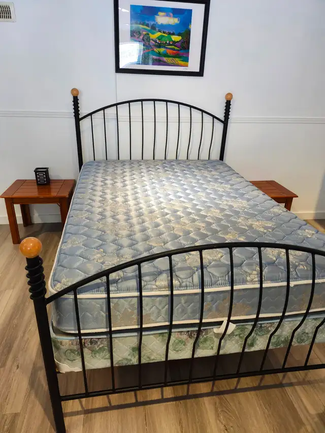Lit Double en Métal noir avec Matelas et Sommier in Beds & Mattresses in Laval / North Shore - Image 3