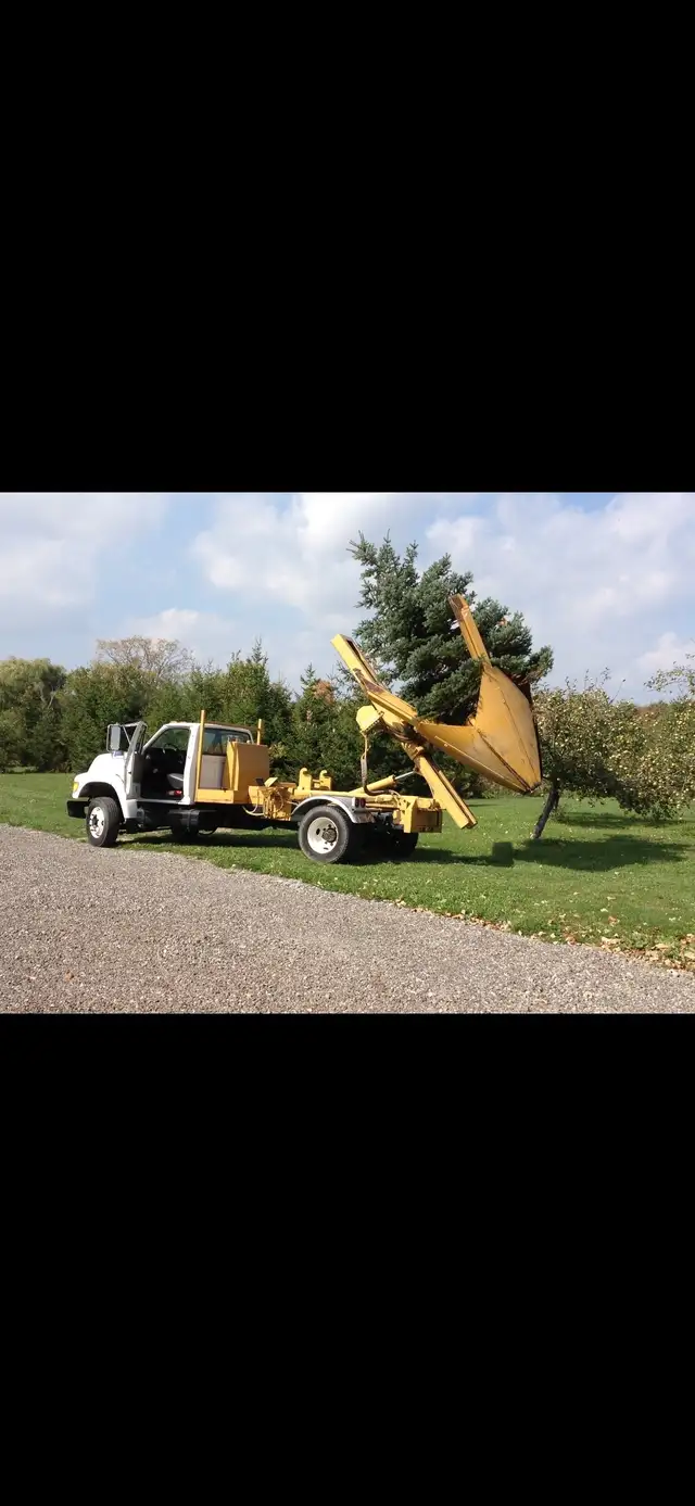 Truck Tree spade  in Heavy Equipment in Hamilton - Image 3
