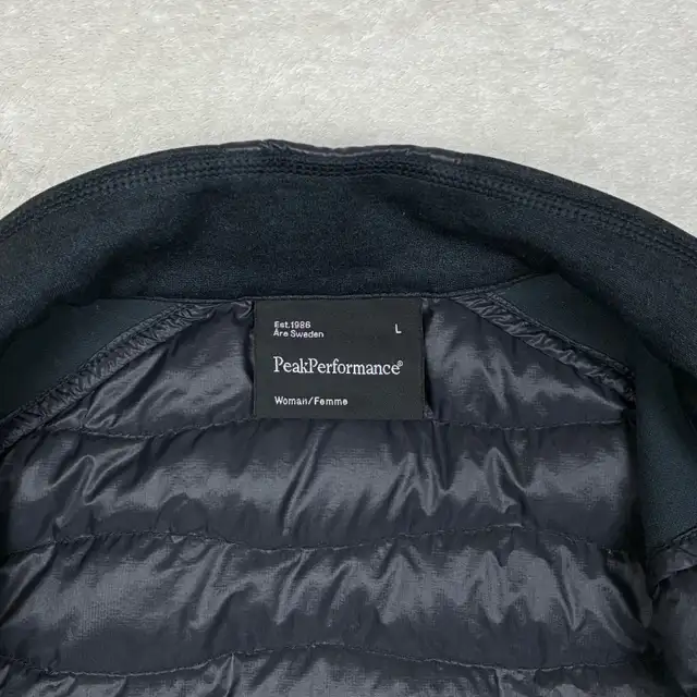 Peak Performance Helium Hybrid Down Jacket - Women's Size Large in Women's - Tops & Outerwear in Edmonton - Image 10
