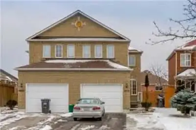 Beautiful 3 bedroom Semi in Heartland