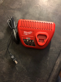 MILWAUKEE M12 BATTERY CHARGER 