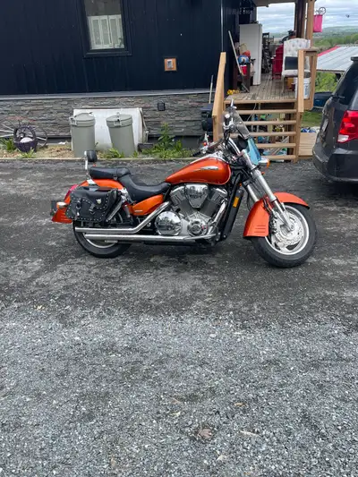 2002 1800 VTX Honda street bike new back tire front tire is 80% only has 15000KM bike runs nice look...