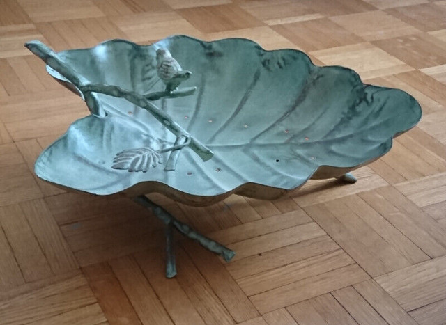 Large Green Metal Leaf Table Top Bird / Squirrel Feeder in Other in Oshawa / Durham Region - Image 2