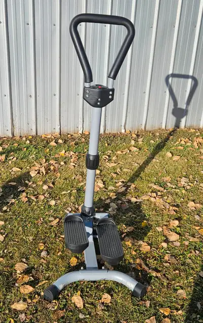 ✅ Pickup location - Pipestone Alberta ✅ Stair Stepper Machine with Handlebar Good used condition Ple...