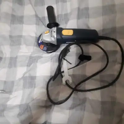 Mastercraft 4 inch grinder hardly used comes with extra grinding discs