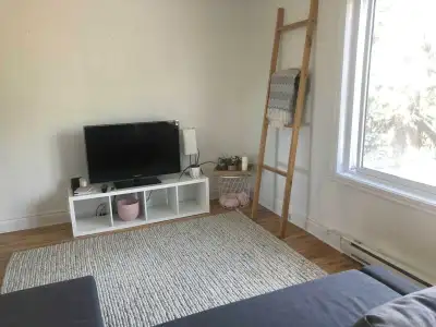FR: Disponible pour Juillet. Haut de duplex, aucun voisin en haut. Cuisinière, réfrigérateur, laveus...