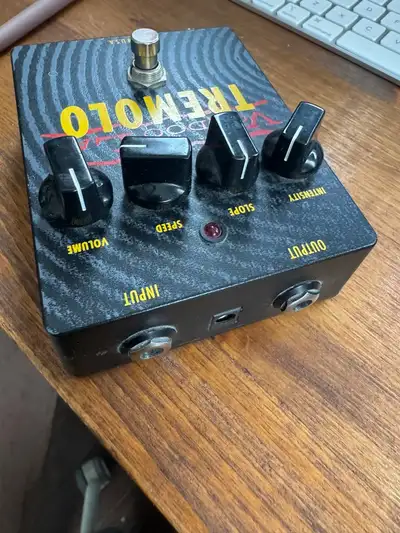 Beauty little trem pedal but I no longer use. Here's a description from L&M! The Voodoo Lab Tremolo...