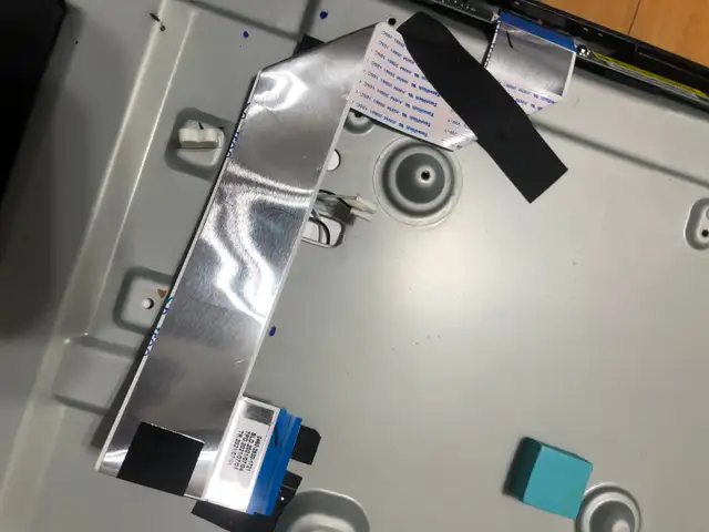 Samsung 32 inch TV parts model UN32M4500BF in TVs in Kitchener / Waterloo - Image 6