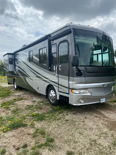 2007 Fleetwood exhibition RV. 38 foot on a freightliner chassis cat diesel motor (No DEF) Alston aut...