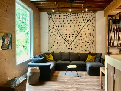 Large, tastefully furnished home with mountain views in trendy Cumberland. Two kitchens and large ya...