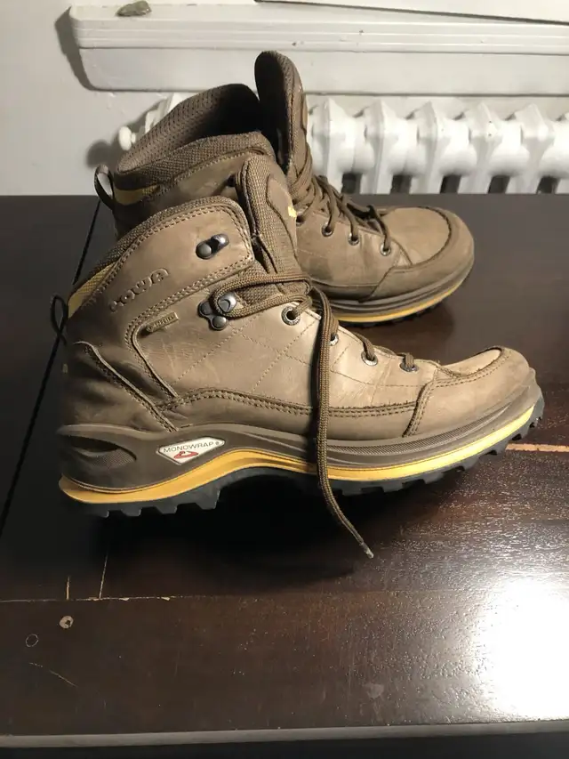 Lowa Bottes in Men's Shoes in Laval / North Shore - Image 3