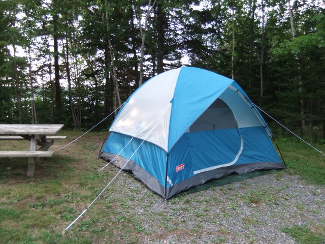 Used Coleman Sun Dome Tent (6 Person) in Fishing, Camping & Outdoors in North Bay - Image 3