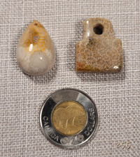2 petits pendentifs de Nipomo. Small Nipomo coral pendants.