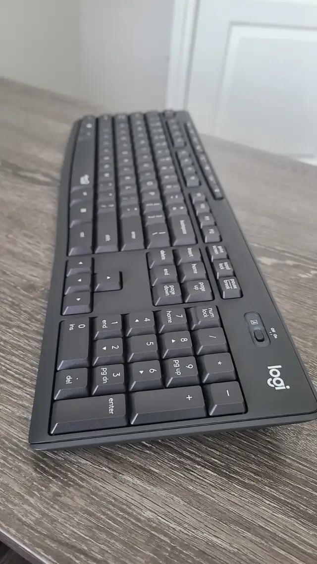 Logitech MK295 Wireless Mouse and Keyboard Combo (Silent Clicks)576039802246932484