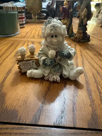 This Boyds Bears & Friends figurine from The Wee Folkstone Collection features a charming snowman wi...