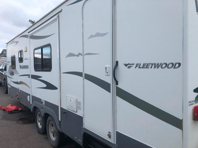 2009 hardwall bunk model extreme edition. Excellent shape. in Travel Trailers & Campers in Lethbridge - Image 2