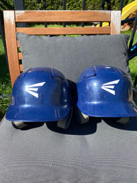 Deux casques de baseball junior