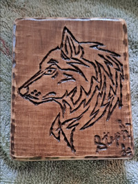 Loup gravé sur bois