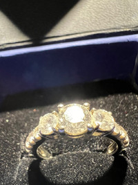 Stunning engagement ring set in 19K (Platinum) 1.2 karats total