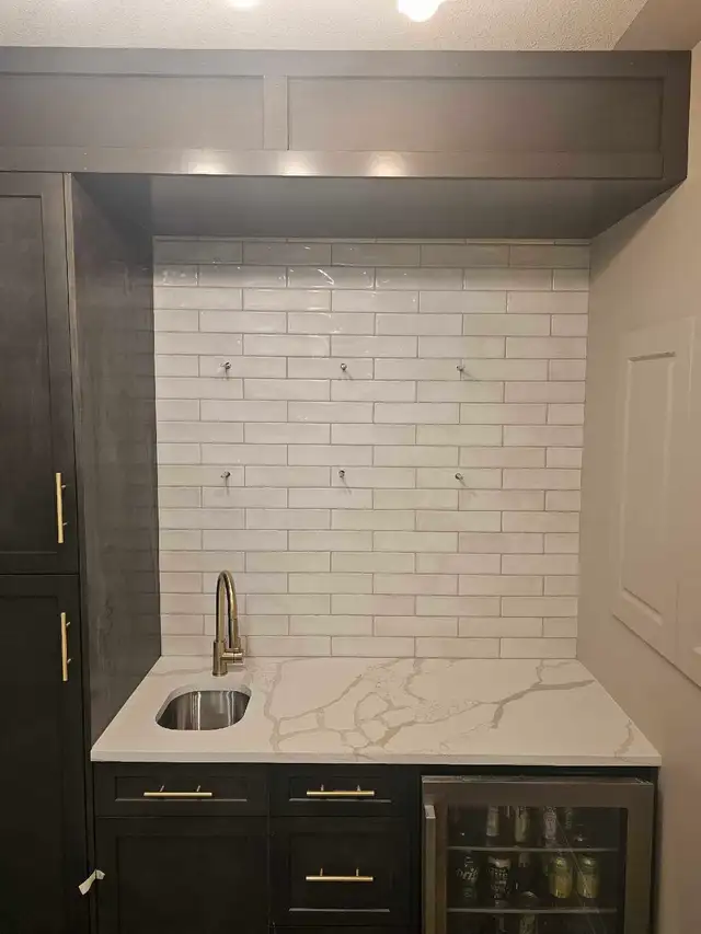 Tile installer 476380019850618882