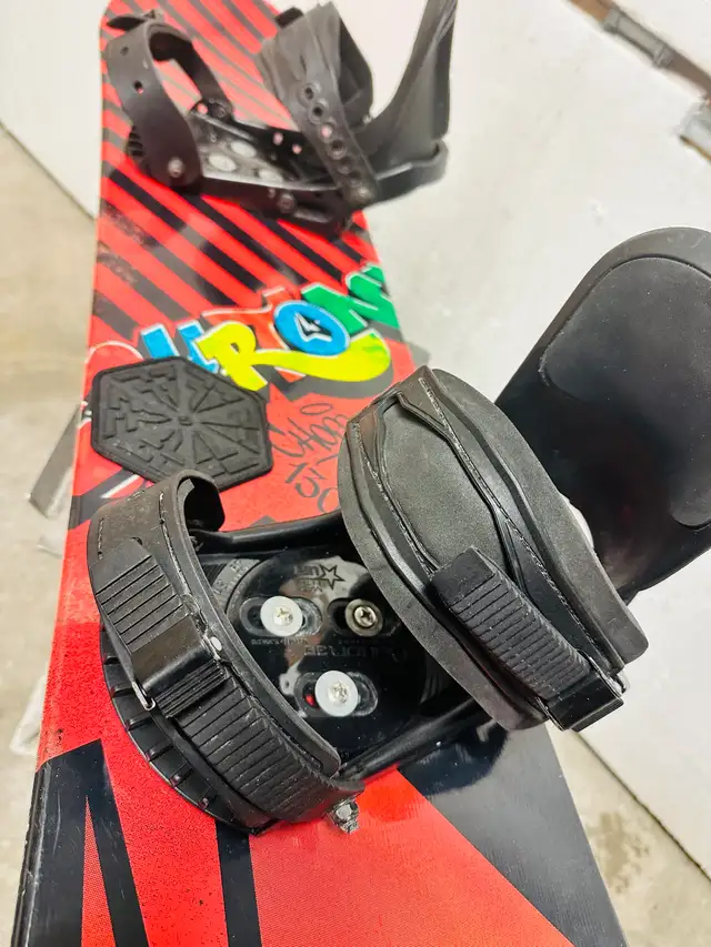 Burton snowboard 130 cm with Burton S/M bindings in Snowboard in Markham / York Region - Image 5