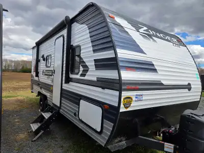 This Beauty is loaded up with Front Queen Walk around bed Rear Booth dinette and Sofa Sleeps 6 Bathr...