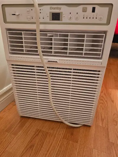 À vendre, climatiseur vertical de marque Danby , 14,000 BTU. Un an d'usure seulement, en très bon ét...