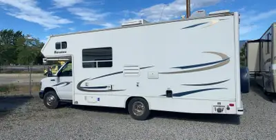 Up for sale is a beautiful, well-maintained 2009 Adventurer Class A motorhome. Built on the powerful...