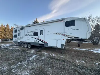 2009 fusion 38ft toyhauler Fully loaded and optioned 2 pop outs Full 12ft garage in rear Fuel statio...