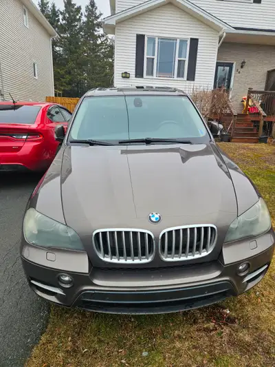 I am selling my 2011 BMW X5 along with a new set of front kidney grills. - All-wheel drive - Back up...