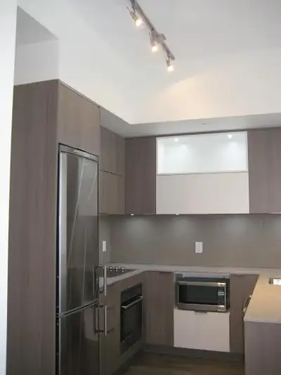 Excellent Daniel built condo building with lovely amenities and amazing location! This studio is spa...