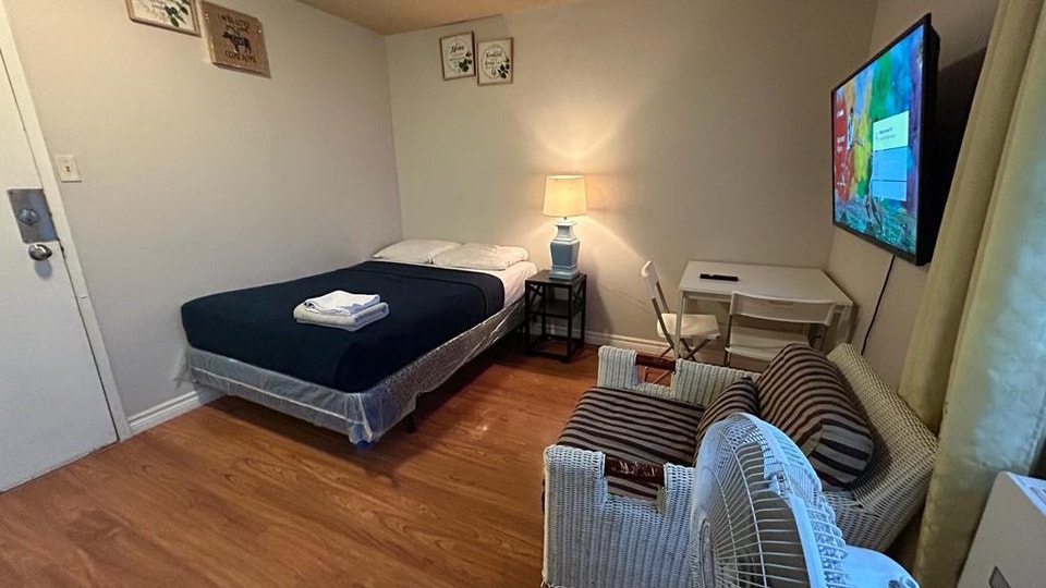 FURNISHED STUDIO APARTMENT IN DOWNTOWN TORONTO 3