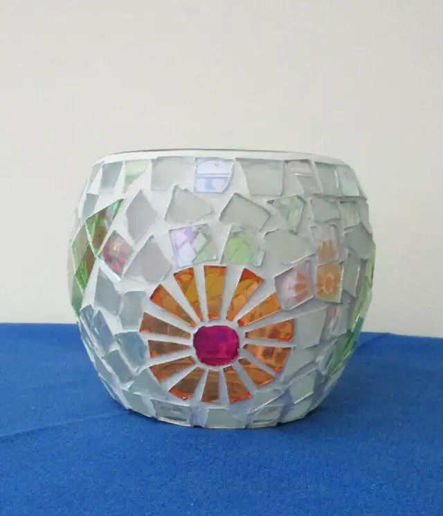 STAINED GLASS MOSAIC VASES - 2 in Arts & Collectibles in Belleville - Image 10
