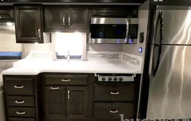 “REDUCED — 2018 Berkshire 39A — 52,000 km — in RVs & Motorhomes in Calgary - Image 5