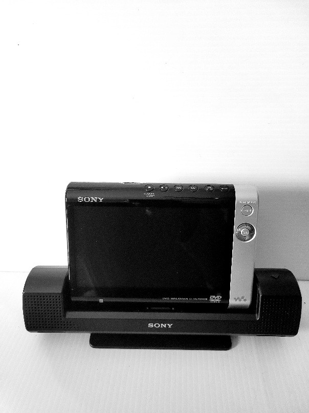 Sony Portable DVD / CD Player Walkman Model: D-VE7000S dans Appareils électroniques  à Ville de Montréal - Image 2