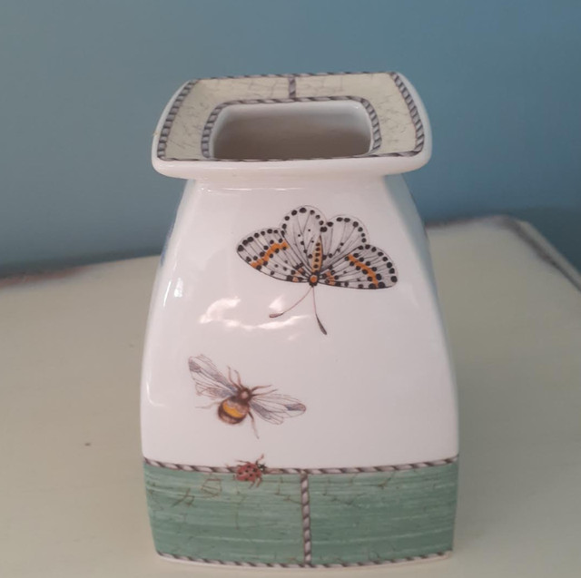 Wedgwood Sarah's Garden Queen's Ware square vase butterflies bee in Arts & Collectibles in Markham / York Region - Image 2