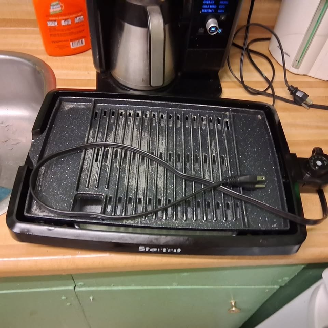 Starfrit model 024414 The ROCK Indoor Smokeless Electric BBQ Gri in BBQs & Outdoor Cooking in City of Toronto - Image 2