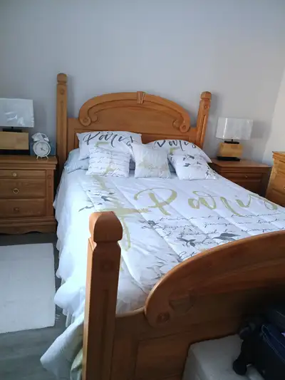 Mobilier de chambre à coucher impeccable, comme neuf., View more