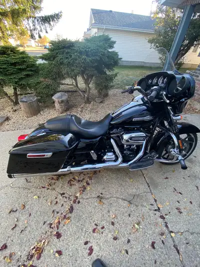 Feast your eyes on this stunning 2021 Harley-Davidson Street Glide FLHX, a black beauty that command...