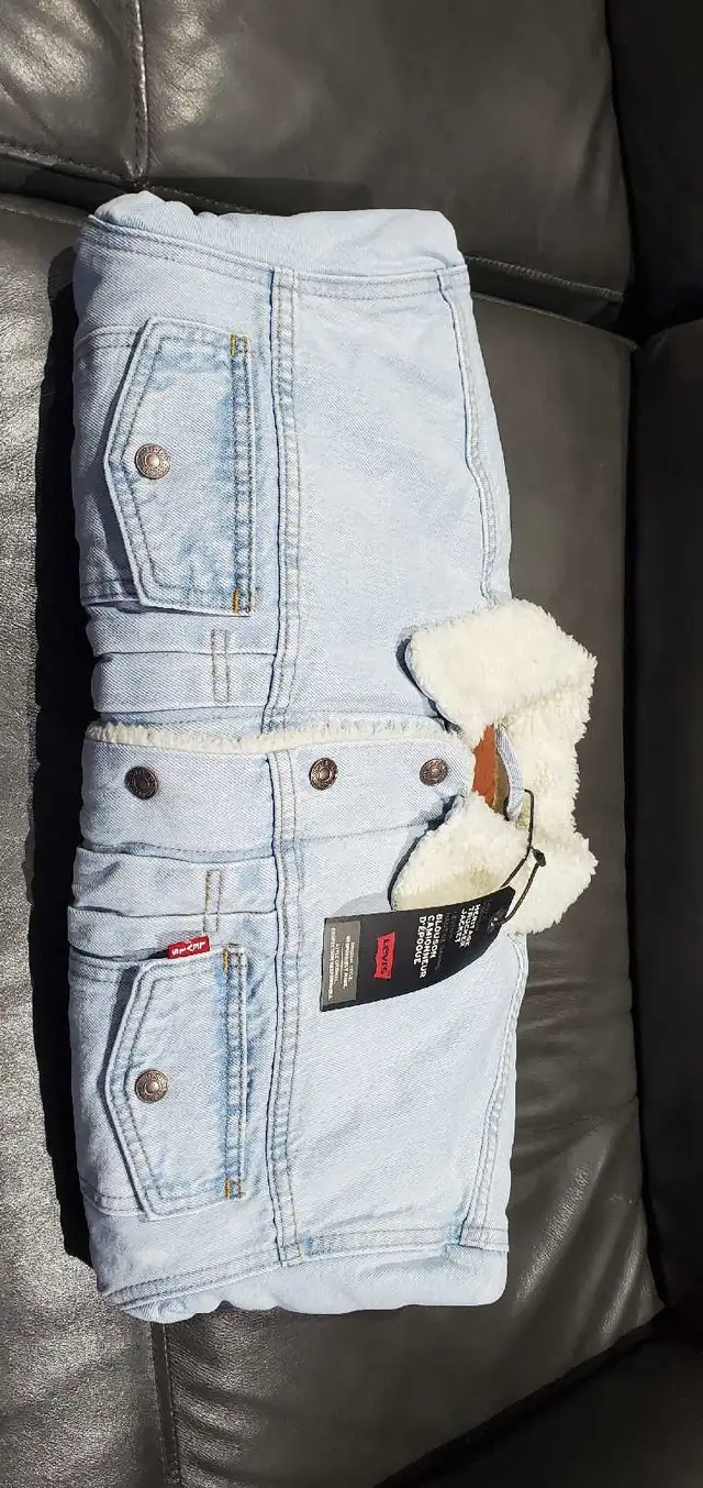 Levi's Heritage Trucker jacket in Women's - Tops & Outerwear in City of Toronto - Image 2