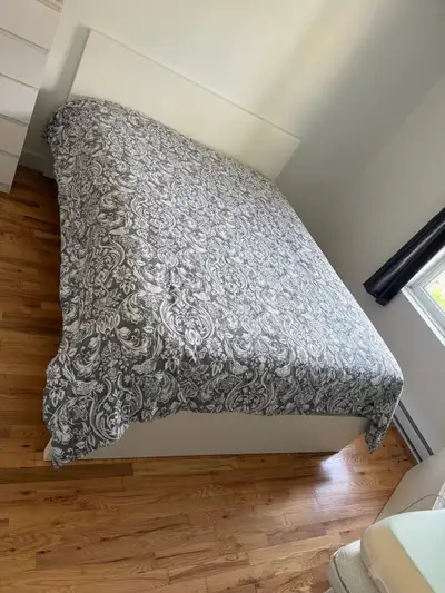 Cadre de lit MALM IKEA queen très bon état , View more