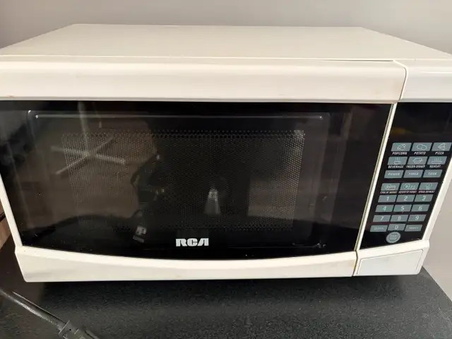 RCA Microwave in Microwaves & Cookers in Winnipeg - Image 2
