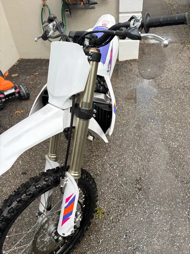 2024 Yamaha yz 250f , 50th anniversary edition with 21 h in Dirt Bikes & Motocross in City of Toronto - Image 3
