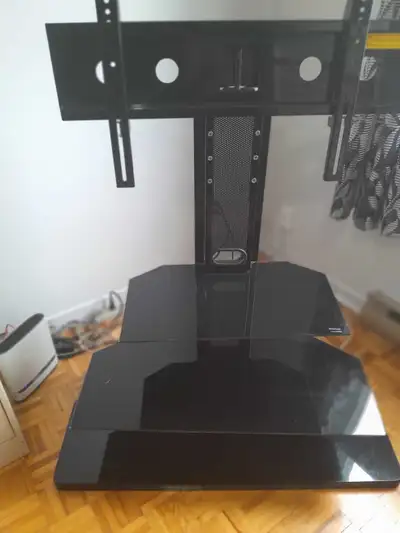 Meuble convient à un TV jusqu'à 50" et choix de hauteur avec 2 tablettes en vitre trempées hauteur 5...