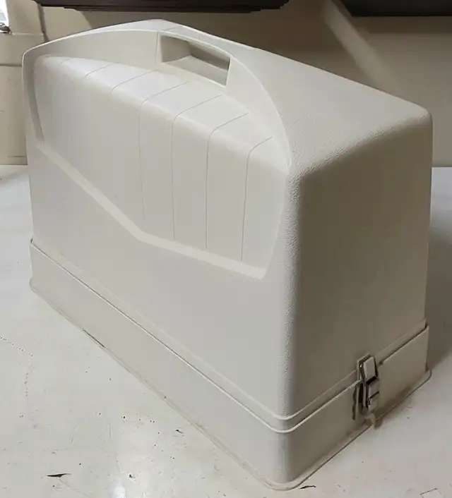 Machine à coudre Singer propre fabriquée au Québec in Other in Sherbrooke - Image 9