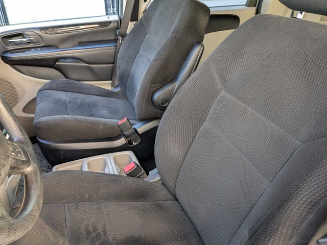 Auto Dodge Caravan 2012 stow and go — photo 2