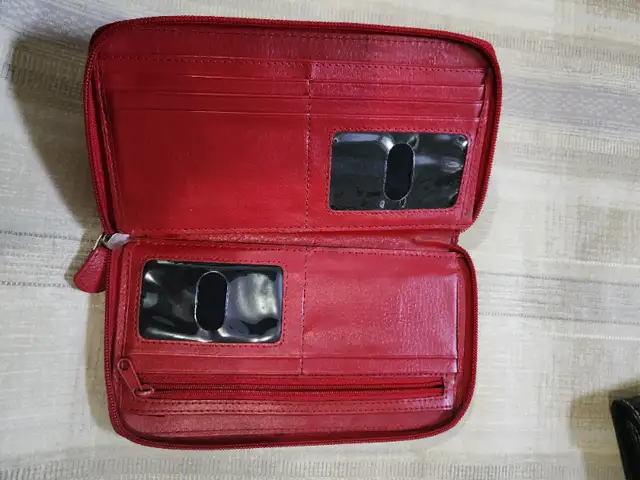 Vintage roots Red Leather Zip around Wallet Wristlet Clutch in Women's - Bags & Wallets in Ottawa - Image 5
