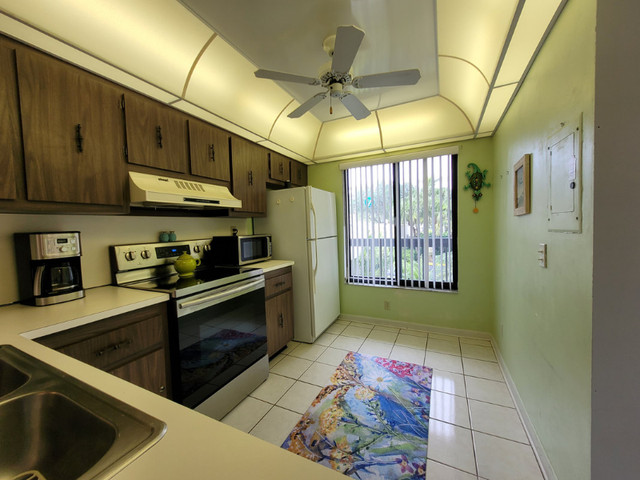 Beautiful Florida condo St. Petes beach area in Florida - Image 3