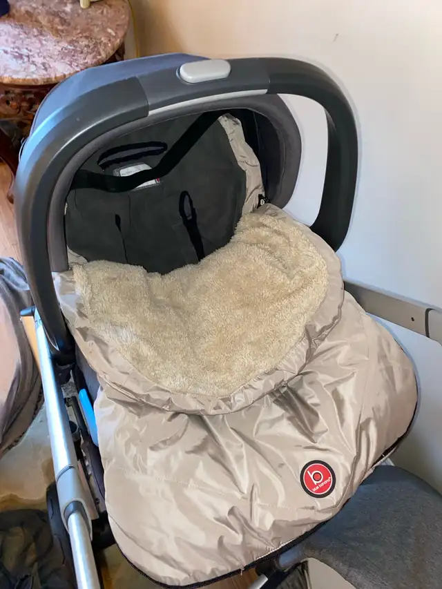 Uppababy Vista stroller with bassinet ( car seat extra cash )  in Strollers, Carriers & Car Seats in Markham / York Region - Image 8