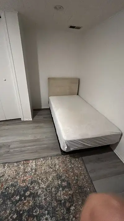 Room for rent Close to university, bus stops and stores Private room Used kitchen and bathroom Clean...
